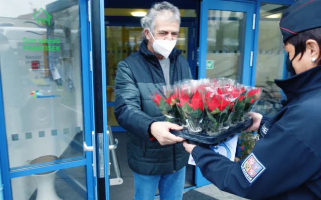 Policisté koupí vánoční hvězdy potěšili seniory a podpořili dětské oddělení FN Olomouc