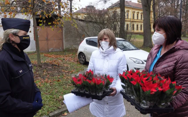 Policisté koupí vánoční hvězdy potěšili seniory a podpořili dětské oddělení FN Olomouc