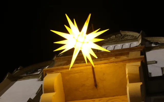 FOTO/VIDEO: Na olomouckém Horním náměstí se rozsvítil vánoční stromeček. Dostal jméno Naděje