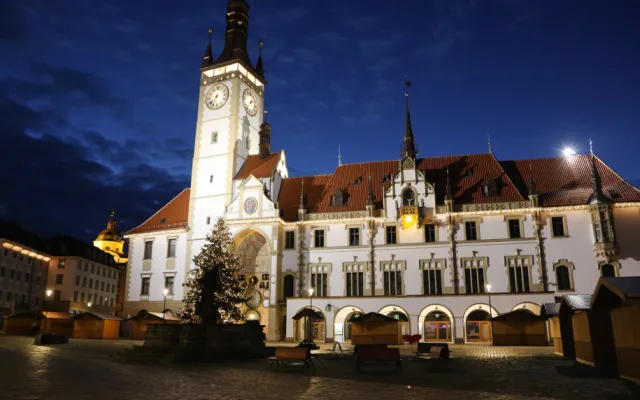 FOTO/VIDEO: Na olomouckém Horním náměstí se rozsvítil vánoční stromeček. Dostal jméno Naděje