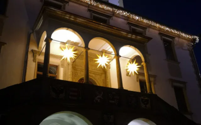 FOTO/VIDEO: Na olomouckém Horním náměstí se rozsvítil vánoční stromeček. Dostal jméno Naděje