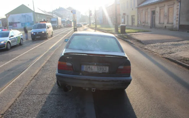 Řidič BMW nezvládl v rychlosti projet křižovatku v Hodolanech a na nástupním ostrůvku srazil seniora