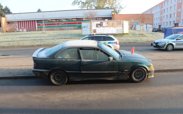 Řidič BMW nezvládl v rychlosti projet křižovatku v Hodolanech a na nástupním ostrůvku srazil seniora