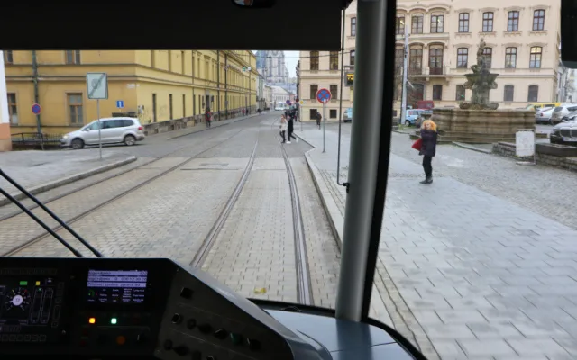 Na opravenou trať v centru Olomouce se v sobotu vrátily tramvaje