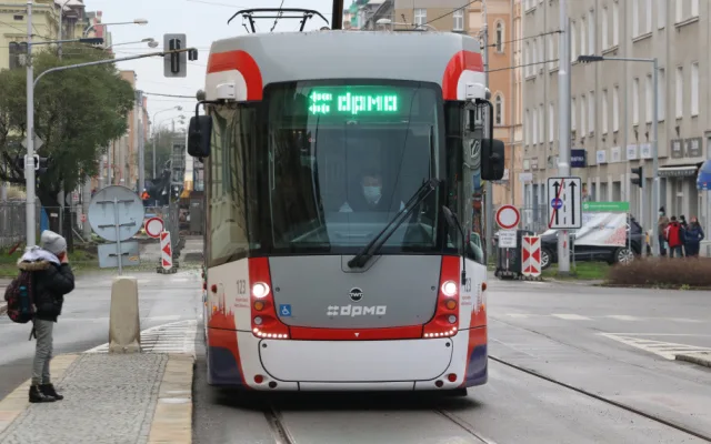 Na opravenou trať v centru Olomouce se v sobotu vrátily tramvaje