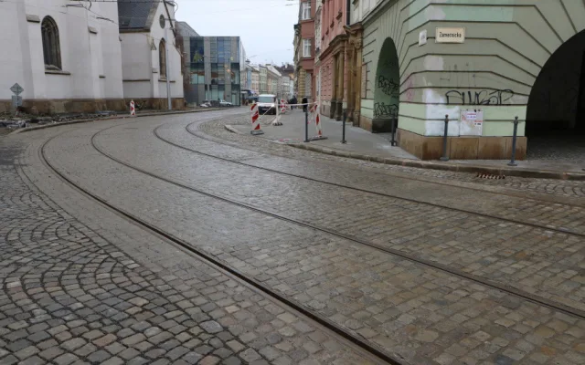 Na opravenou trať v centru Olomouce se v sobotu vrátily tramvaje