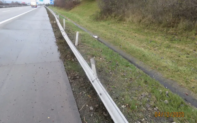 Policisté pátrají po řidiči, který na dálnici u Přáslavic zboural svodidla