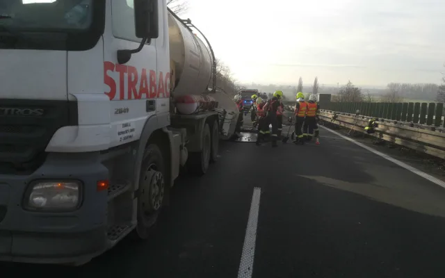 Před Olomoucí se na D46 převrátila cisterna s asfaltem. Dálnice je uzavřena
