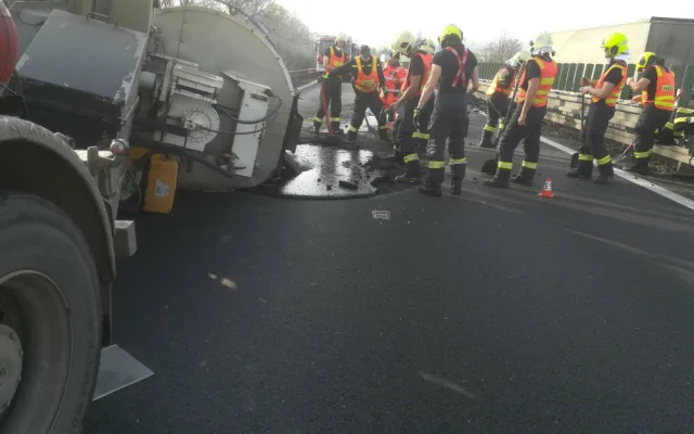Před Olomoucí se na D46 převrátila cisterna s asfaltem. Dálnice je uzavřena