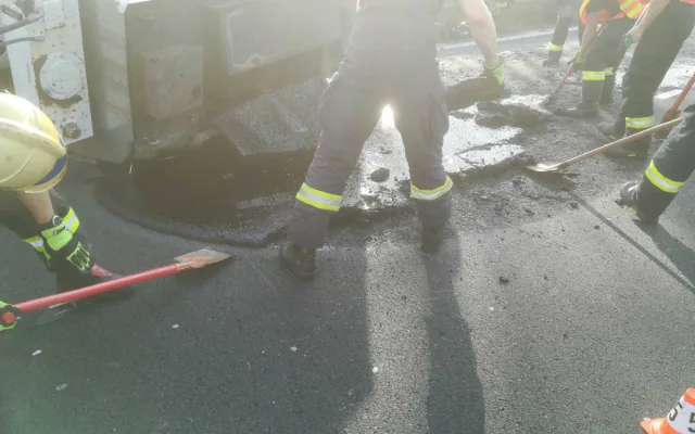 Před Olomoucí se na D46 převrátila cisterna s asfaltem. Dálnice je uzavřena