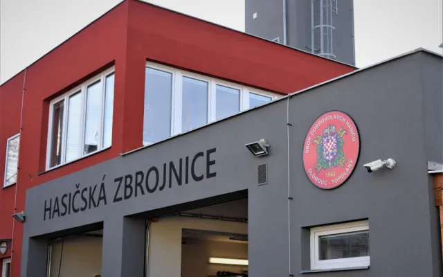 Dobrovolní hasiči mají dva nové vozy. Dostaly jméno Kačenka a Sylvinka