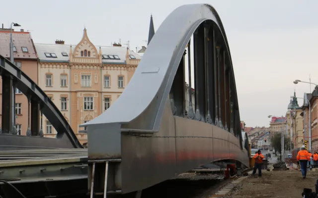 Stavaři posunuli konstrukci nového mostu v Olomouci o první metry