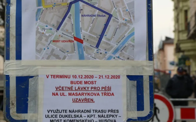 Stavaři posunuli konstrukci nového mostu v Olomouci o první metry