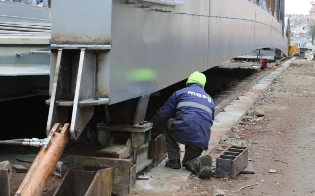 Stavaři posunuli konstrukci nového mostu v Olomouci o první metry