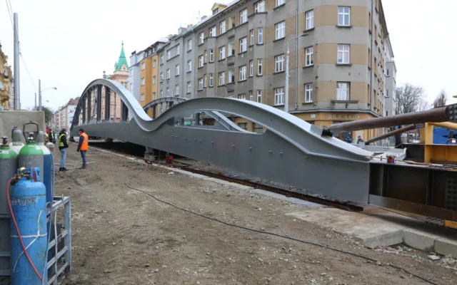 Stavaři posunuli konstrukci nového mostu v Olomouci o první metry