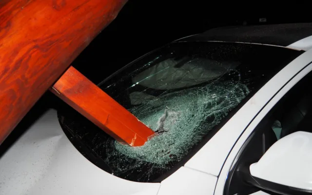 Řidič Audi nezvládl zatáčku a vrazil do dřevěného přístřešku u cyklostezky