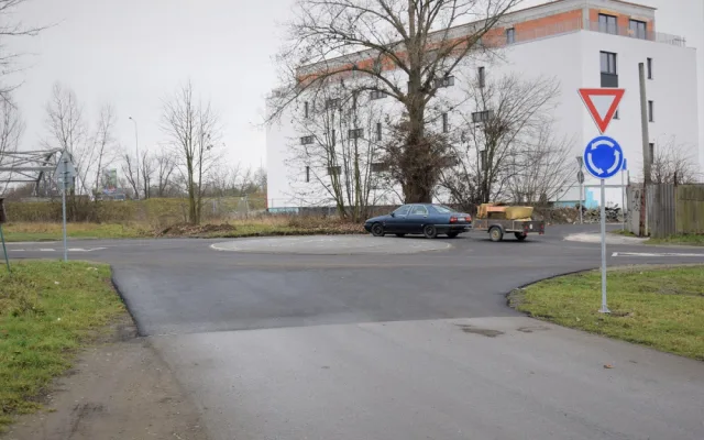FOTO: V Hejčíně vznikl nový kruhový objezd. Značka na něj upozorňuje svérázným způsobem