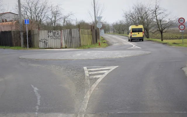 FOTO: V Hejčíně vznikl nový kruhový objezd. Značka na něj upozorňuje svérázným způsobem