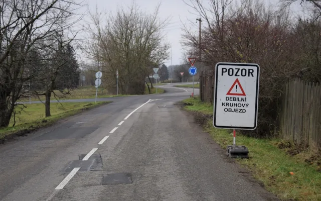 FOTO: V Hejčíně vznikl nový kruhový objezd. Značka na něj upozorňuje svérázným způsobem