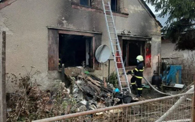 V Bohuslavicích na Šumpersku hořel dům. Hasiči z něj vytáhli popáleného muže