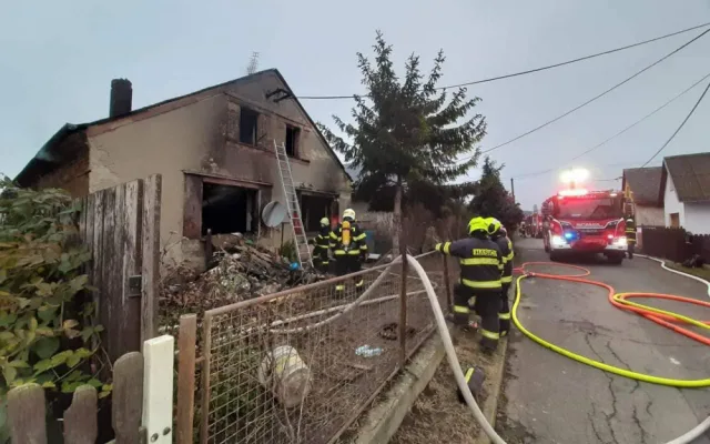 V Bohuslavicích na Šumpersku hořel dům. Hasiči z něj vytáhli popáleného muže
