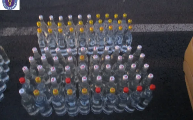 Olomoučtí celníci zadrželi řidiče s plným kufrem plastových lahví s alkoholem