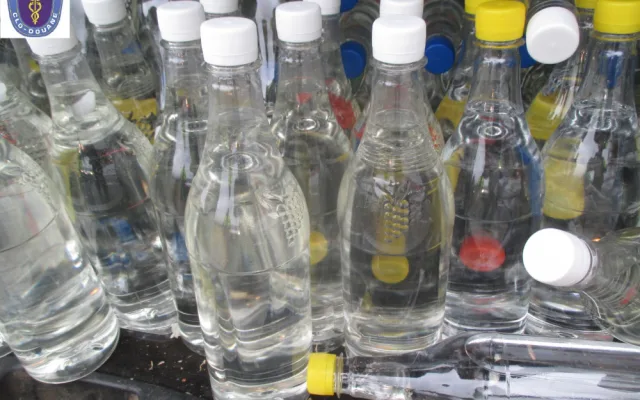 Olomoučtí celníci zadrželi řidiče s plným kufrem plastových lahví s alkoholem