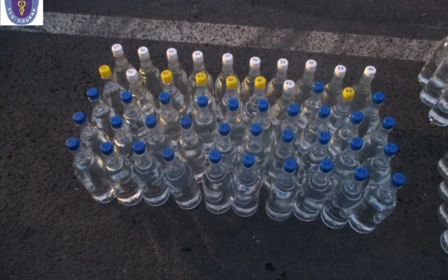 Olomoučtí celníci zadrželi řidiče s plným kufrem plastových lahví s alkoholem