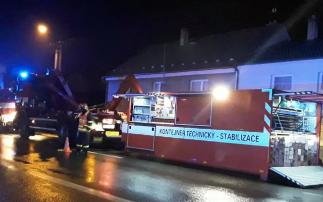V Dolanech v noci na neděli došlo k autonehodě a následnému požáru domu, dva zranění