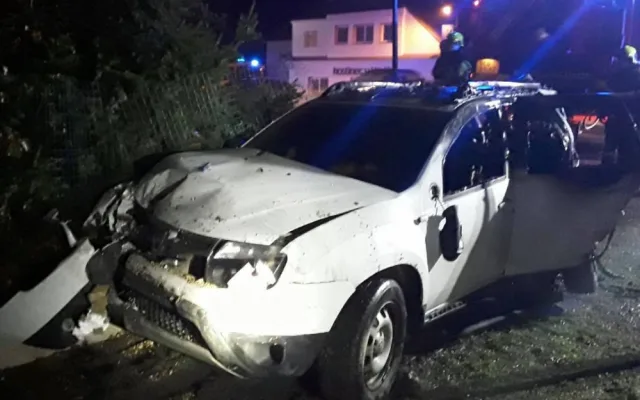 V Dolanech v noci na neděli došlo k autonehodě a následnému požáru domu, dva zranění