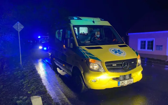 V Dolanech v noci na neděli došlo k autonehodě a následnému požáru domu, dva zranění