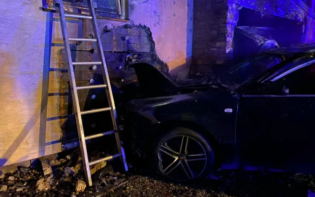V Dolanech v noci na neděli došlo k autonehodě a následnému požáru domu, dva zranění