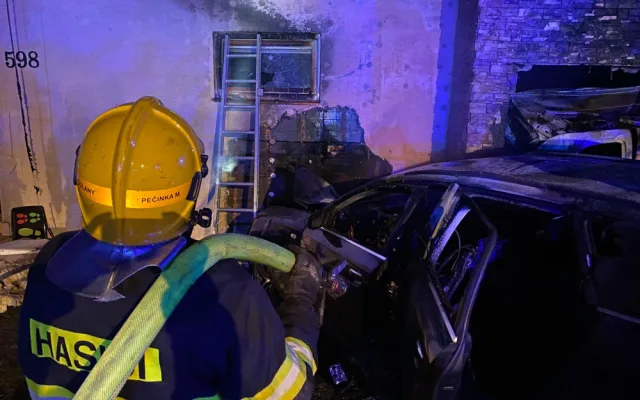 V Dolanech v noci na neděli došlo k autonehodě a následnému požáru domu, dva zranění