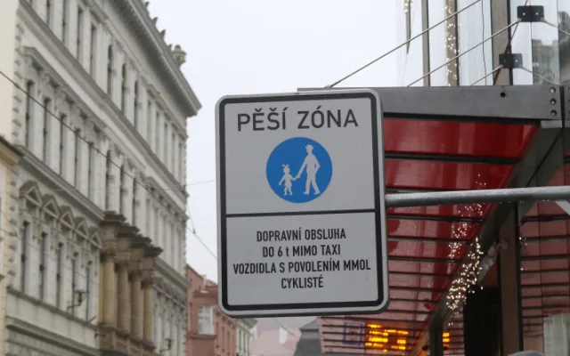 Ulice 8. května je opět v provozu. Stává se z ní napůl pěší zóna