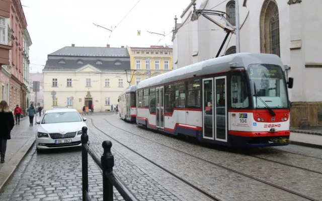 Ulice 8. května je opět v provozu. Stává se z ní napůl pěší zóna