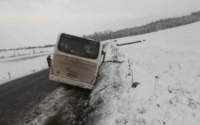 Cestujícím z havarovaného autobusu museli ven pomáhat hasiči