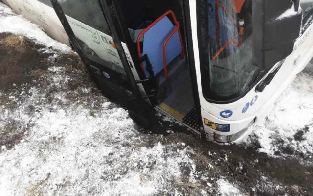 Cestujícím z havarovaného autobusu museli ven pomáhat hasiči