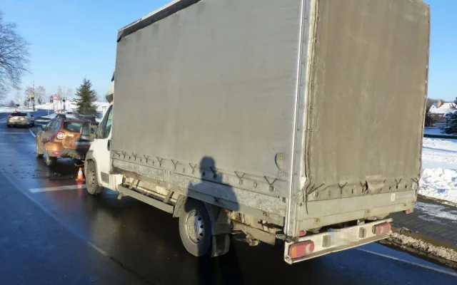 FOTO: Včas nedobrzdil a způsobil vysokou škodu i na dalších autech. Policie apeluje na řidiče