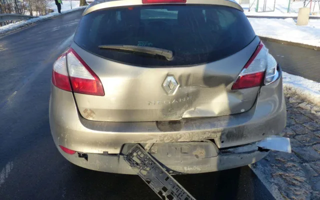 FOTO: Včas nedobrzdil a způsobil vysokou škodu i na dalších autech. Policie apeluje na řidiče
