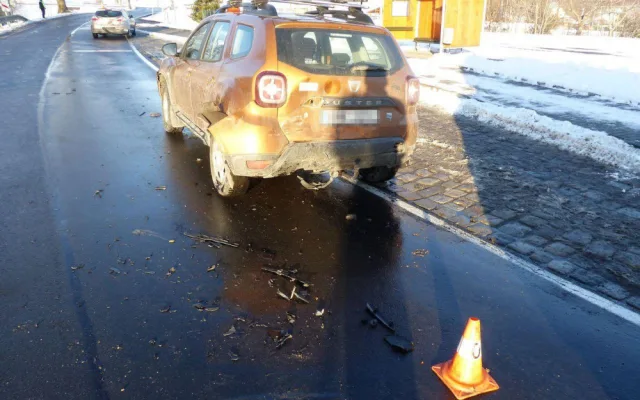 FOTO: Včas nedobrzdil a způsobil vysokou škodu i na dalších autech. Policie apeluje na řidiče
