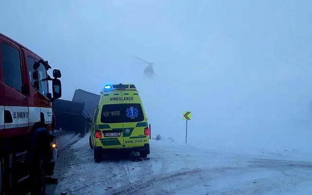 Řidič zůstal uvězněný v osobním autě po střetu s nákladním vozem