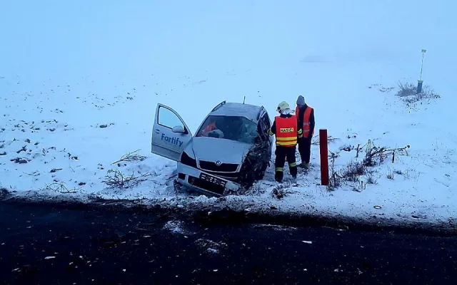 Řidič zůstal uvězněný v osobním autě po střetu s nákladním vozem