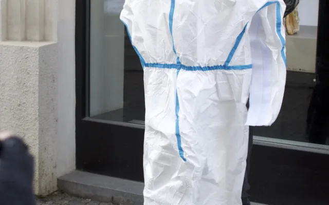 FOTO/VIDEO: Sochu Lupiče obléklo muzeum do antikovidového oblečku. Ten má dvojí význam