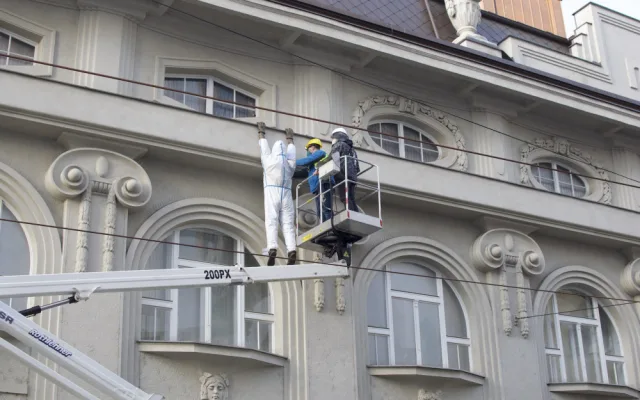 FOTO/VIDEO: Sochu Lupiče obléklo muzeum do antikovidového oblečku. Ten má dvojí význam