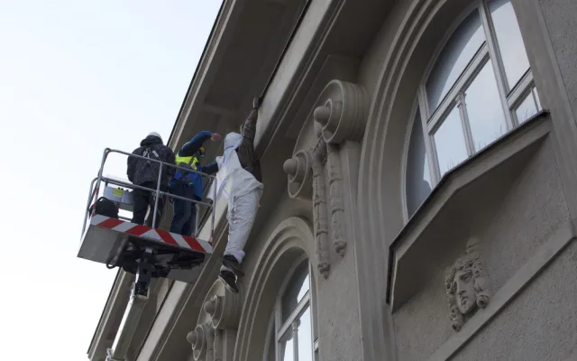 FOTO/VIDEO: Sochu Lupiče obléklo muzeum do antikovidového oblečku. Ten má dvojí význam