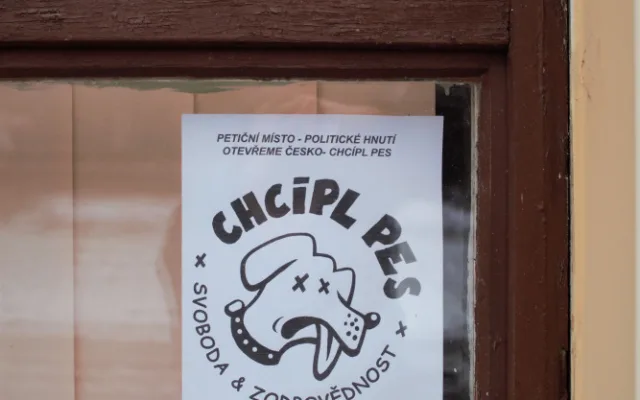 VIDEO: Otevřenou restauraci o víkendu několikrát navštívila policie. Provozovatel přesto zavřít nehodlá