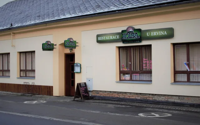 VIDEO: Otevřenou restauraci o víkendu několikrát navštívila policie. Provozovatel přesto zavřít nehodlá