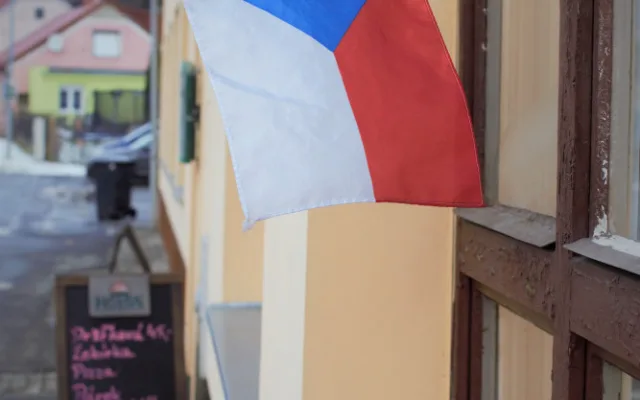 VIDEO: Otevřenou restauraci o víkendu několikrát navštívila policie. Provozovatel přesto zavřít nehodlá