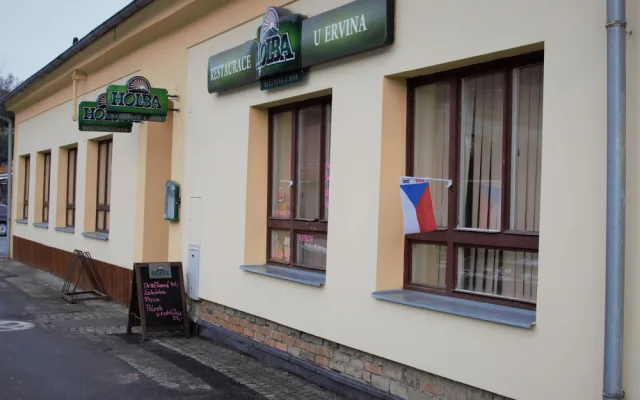 VIDEO: Otevřenou restauraci o víkendu několikrát navštívila policie. Provozovatel přesto zavřít nehodlá