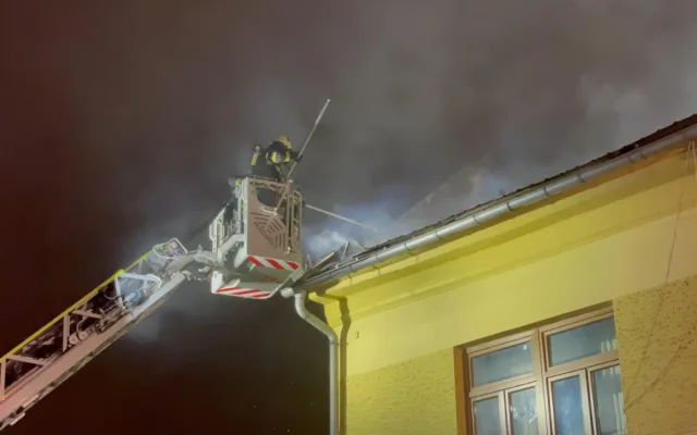 Při požáru bytového domu v Moravském Berouně zemřel jeden člověk.